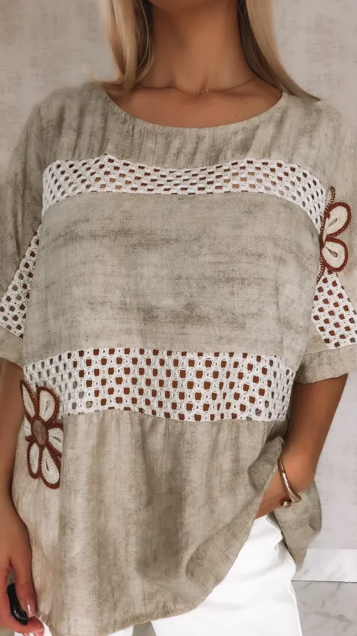 Luźna bluzka oversize z kwiatami melanżowy beż ONE SIZE wiskoza - R848