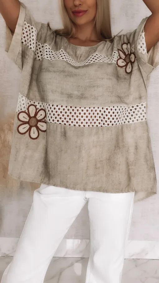 Luźna bluzka oversize z kwiatami melanżowy beż ONE SIZE wiskoza - R848