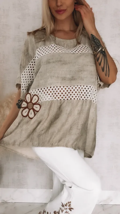 Luźna bluzka oversize z kwiatami melanżowy beż ONE SIZE wiskoza - R848