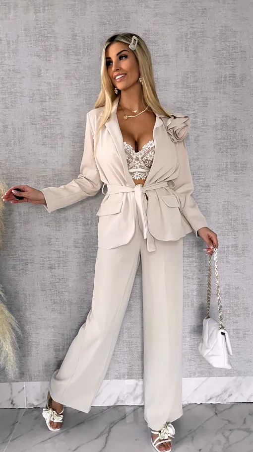 Elegancki beżowy komplet z broszką żakiet + spodnie - R547B