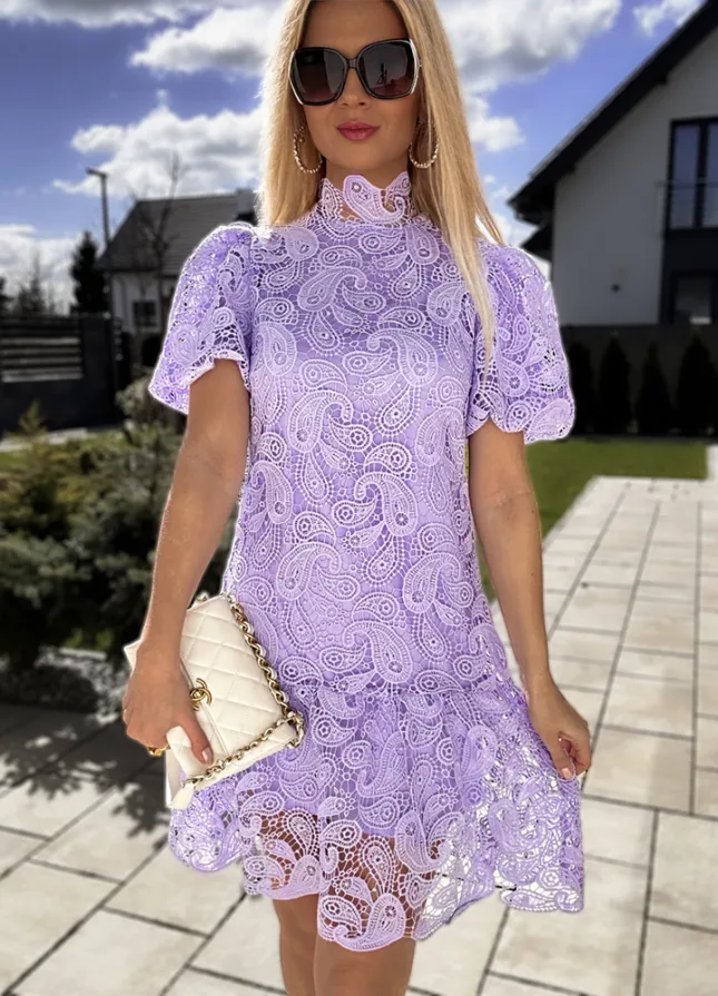 Liliowa sukienka z koronki ze stójka - L840