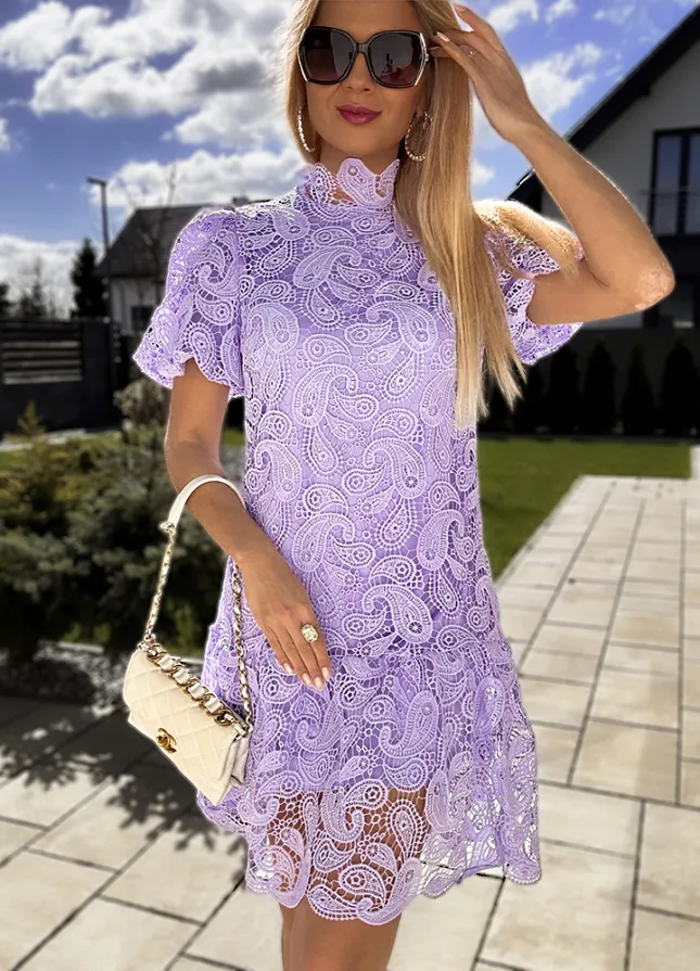 Liliowa sukienka z koronki ze stójka - L840