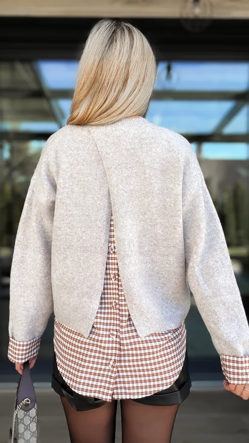 Beżowy sweter z modną wstawką z koszuli ONE SIZE - R089A