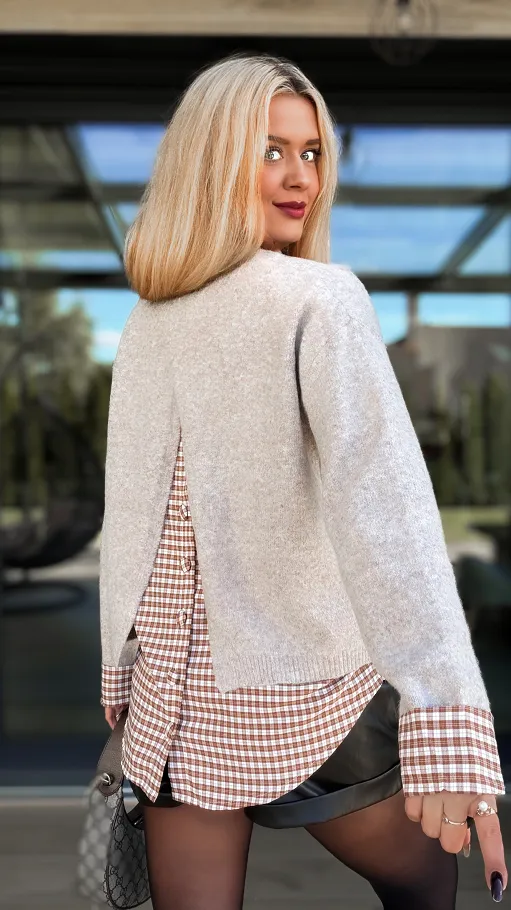 Beżowy sweter z modną wstawką z koszuli ONE SIZE - R089A