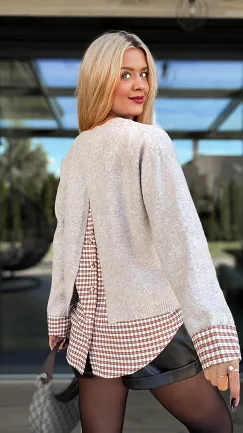 Beżowy sweter z modną wstawką z koszuli ONE SIZE - R089A