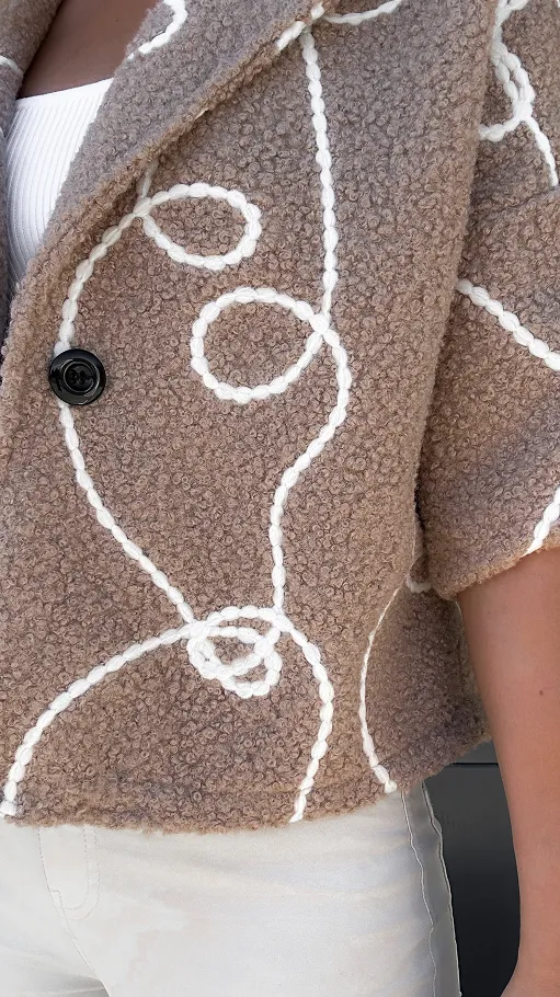 Uroczy płaszczyk z baranka z białym wzorem ONE SIZE beżowy - P955B