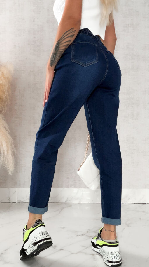 Elastyczne spodnie jeansowe MOM FIT z gumą w pasie - R241