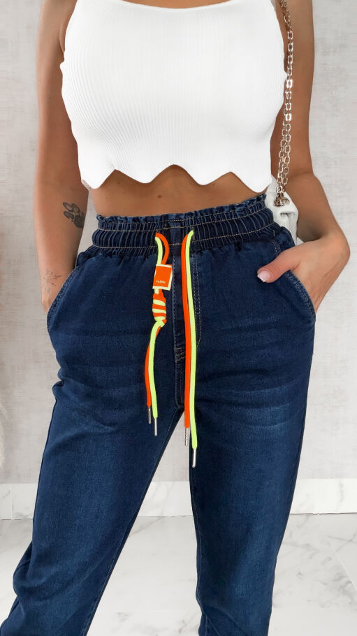 Elastyczne spodnie jeansowe MOM FIT z gumą w pasie - R241