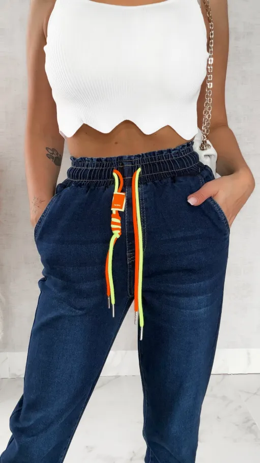 Elastyczne spodnie jeansowe MOM FIT z gumą w pasie - R241