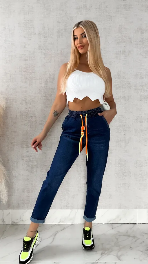 Elastyczne spodnie jeansowe MOM FIT z gumą w pasie - R241