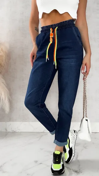 Elastyczne spodnie jeansowe MOM FIT z gumą w pasie - R241
