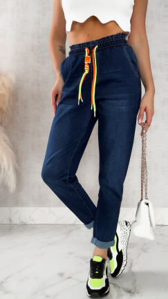 Elastyczne spodnie jeansowe MOM FIT z gumą w pasie - R241