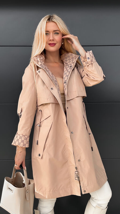 Karmelowa kurtka przejściowa PARKA zdobiona modnym wzorem - R051