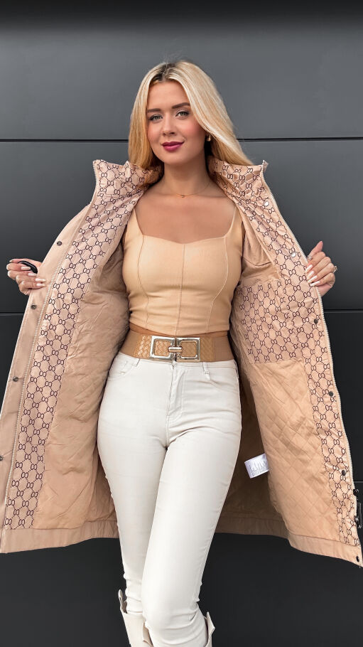 Karmelowa kurtka przejściowa PARKA zdobiona modnym wzorem - R051