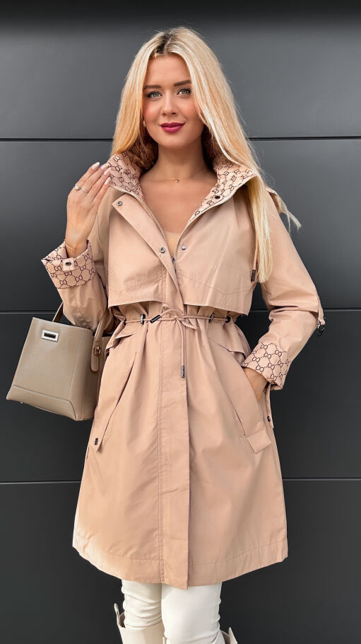 Karmelowa kurtka przejściowa PARKA zdobiona modnym wzorem - R051