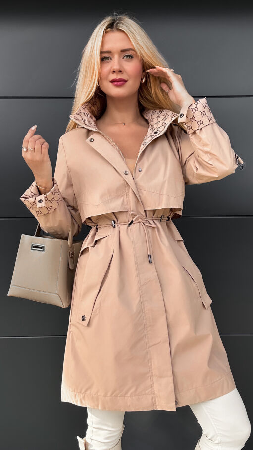 Karmelowa kurtka przejściowa PARKA zdobiona modnym wzorem - R051