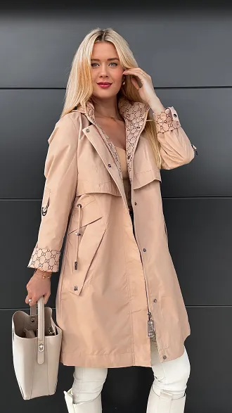 Karmelowa kurtka przejściowa PARKA zdobiona modnym wzorem - R051