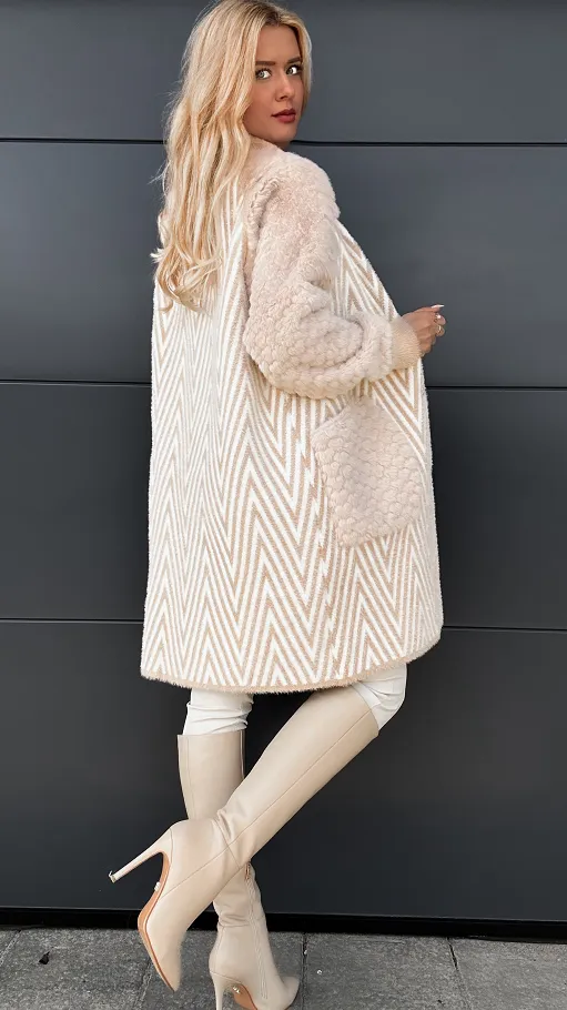 Ciepły elegancki płaszcz ALPAKA w jodełkę ONE SIZE beż - R060
