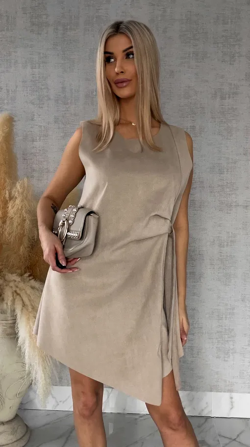 Beżowa sukienka z eko zamszu z wiązaniem ONE SIZE - R435A