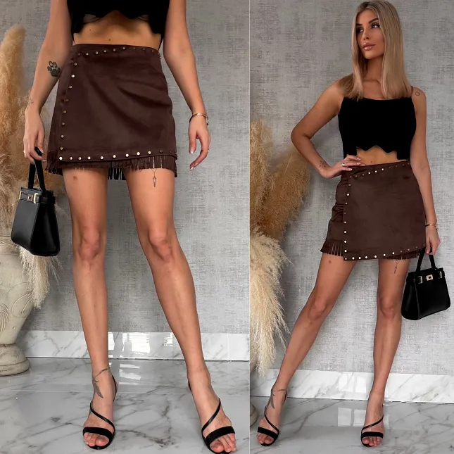 Czekoladowa zamszowa mini spódnica z ćwiekami i frędzlami - R752