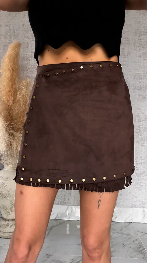 Czekoladowa zamszowa mini spódnica z ćwiekami i frędzlami - R752