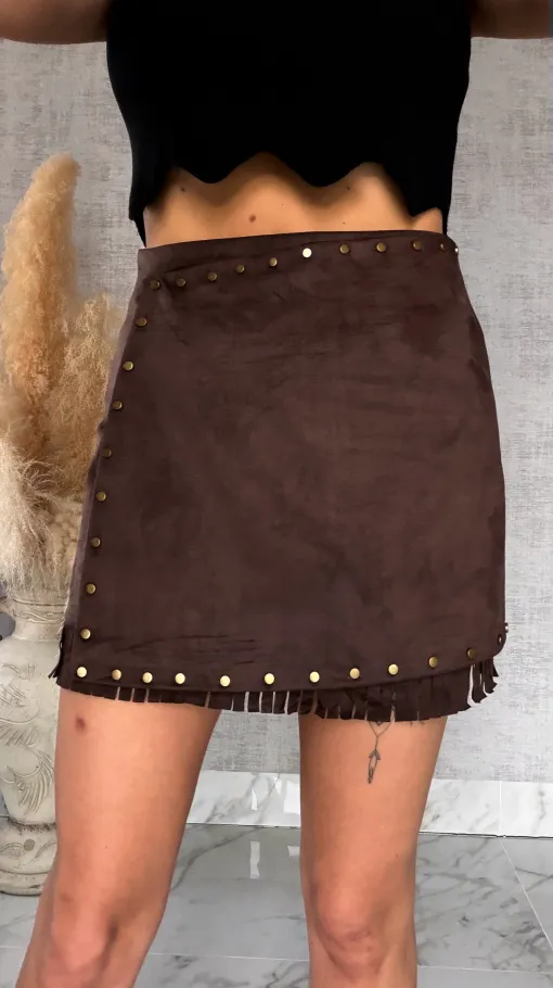 Czekoladowa zamszowa mini spódnica z ćwiekami i frędzlami - R752