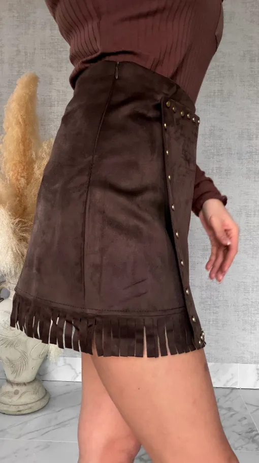 Czekoladowa zamszowa mini spódnica z ćwiekami i frędzlami - R752