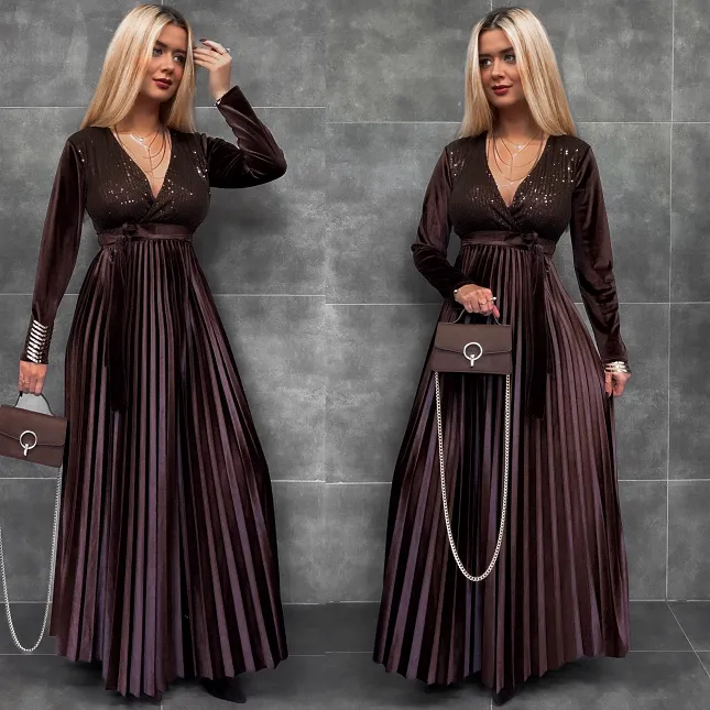 Aksamitna maxi sukienka plisowana z cekinowym dekoltem CZEKOLADOWA - R283