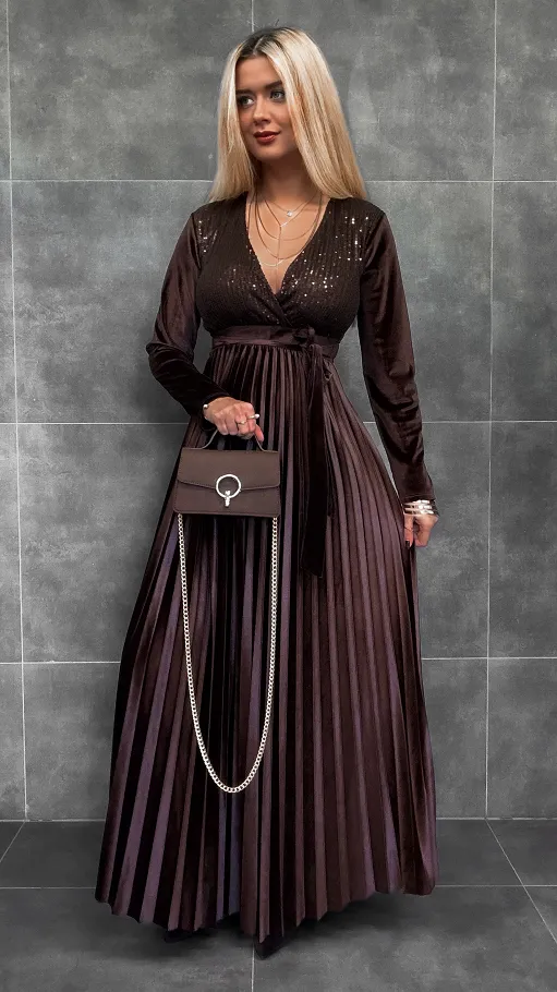 Aksamitna maxi sukienka plisowana z cekinowym dekoltem CZEKOLADOWA - R283