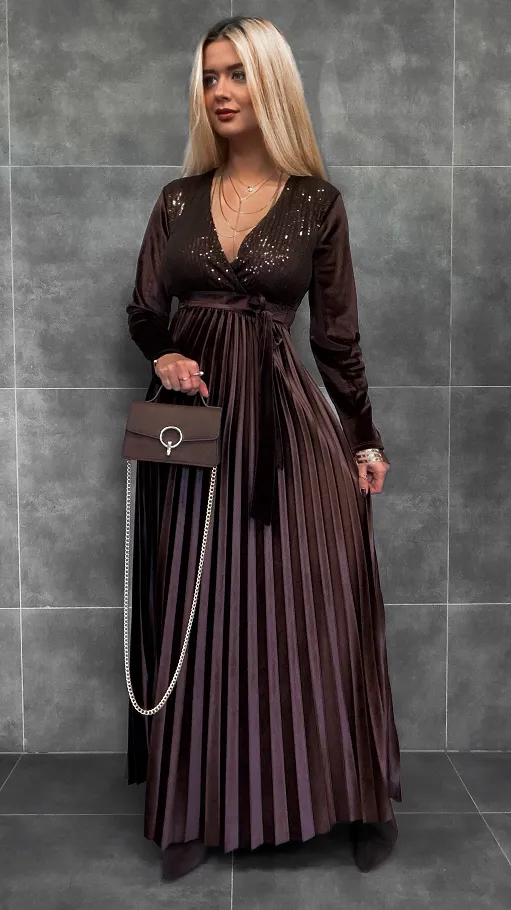 Aksamitna maxi sukienka plisowana z cekinowym dekoltem CZEKOLADOWA - R283