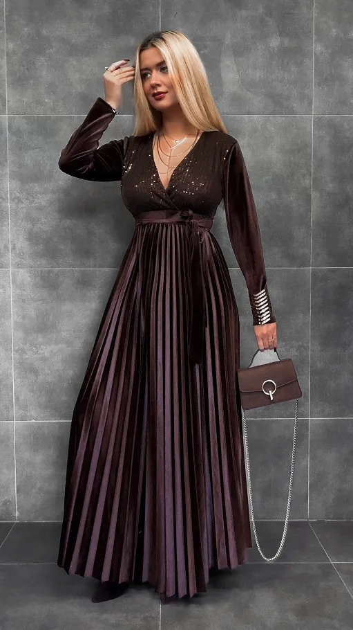 Aksamitna maxi sukienka plisowana z cekinowym dekoltem CZEKOLADOWA - R283