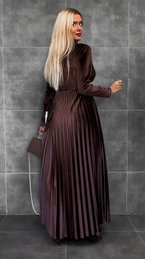 Aksamitna maxi sukienka plisowana z cekinowym dekoltem CZEKOLADOWA - R283