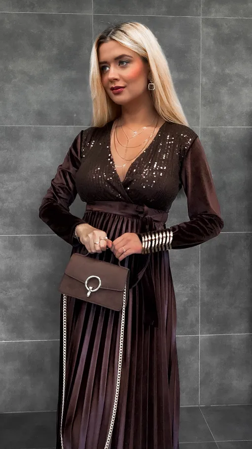 Aksamitna maxi sukienka plisowana z cekinowym dekoltem CZEKOLADOWA - R283