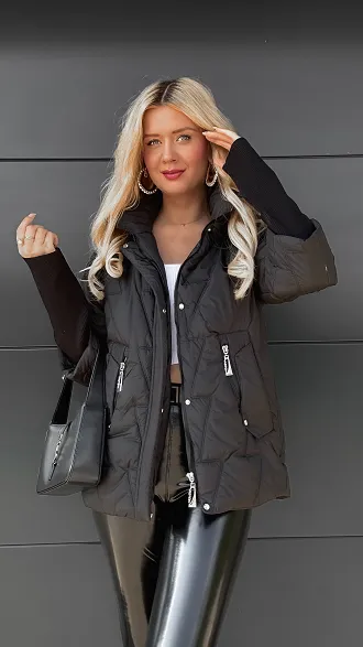 Lekka kurtka zimowa z kapturem i odpinanymi ściągaczami na rękawach CZARNA - R012