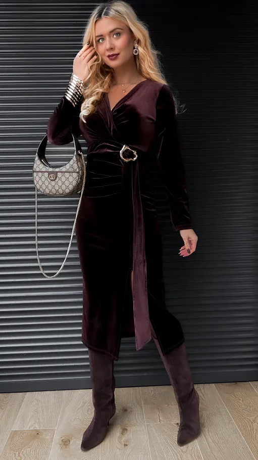 Aksamitna sukienka z rozcięciem CZEKOLADOWA - R402