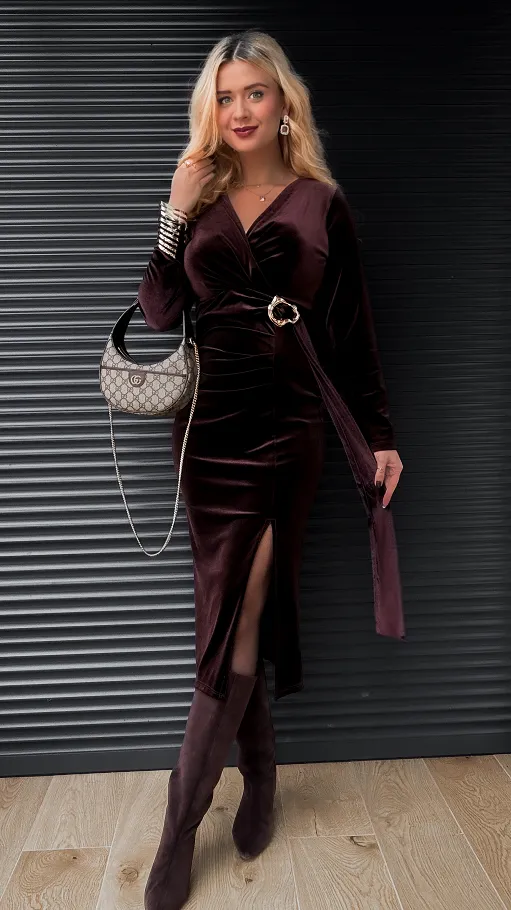 Aksamitna sukienka z rozcięciem CZEKOLADOWA - R402