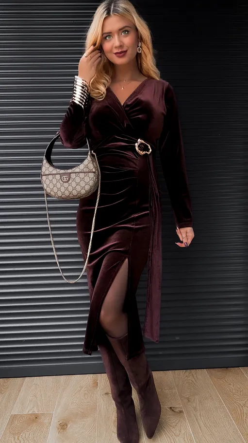 Aksamitna sukienka z rozcięciem CZEKOLADOWA - R402