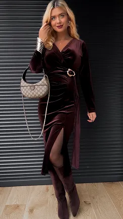 Aksamitna sukienka z rozcięciem CZEKOLADOWA - R402