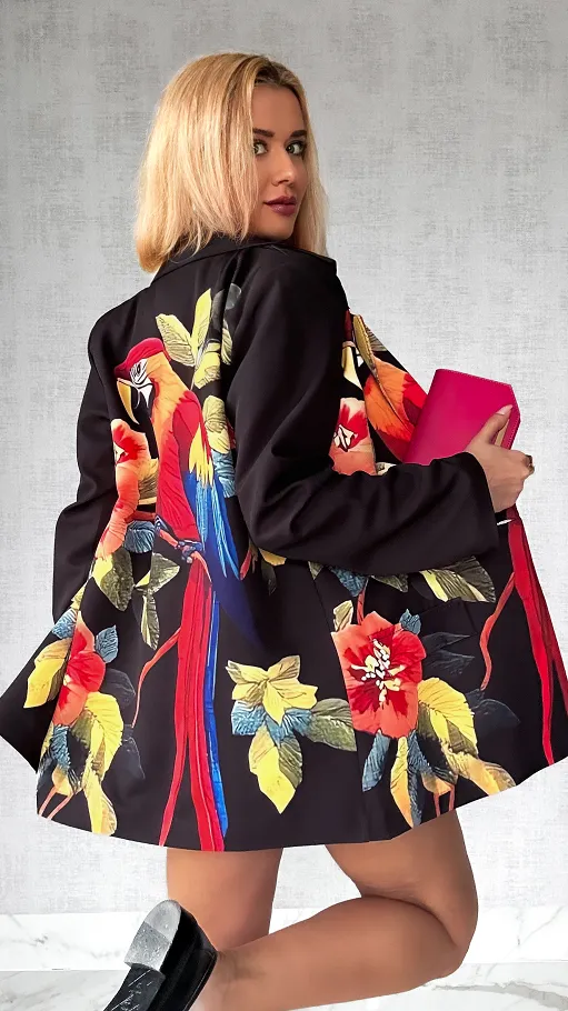 Wiosenna czarna marynarka OVERSIZE z kolorową papugą - P505