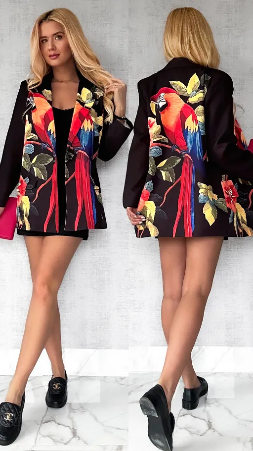 Wiosenna czarna marynarka OVERSIZE z kolorową papugą - P505