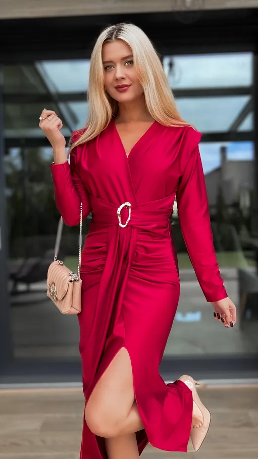 Elegancka długa sukienka z modnym rozcięciem w kolorze WINA - R128C