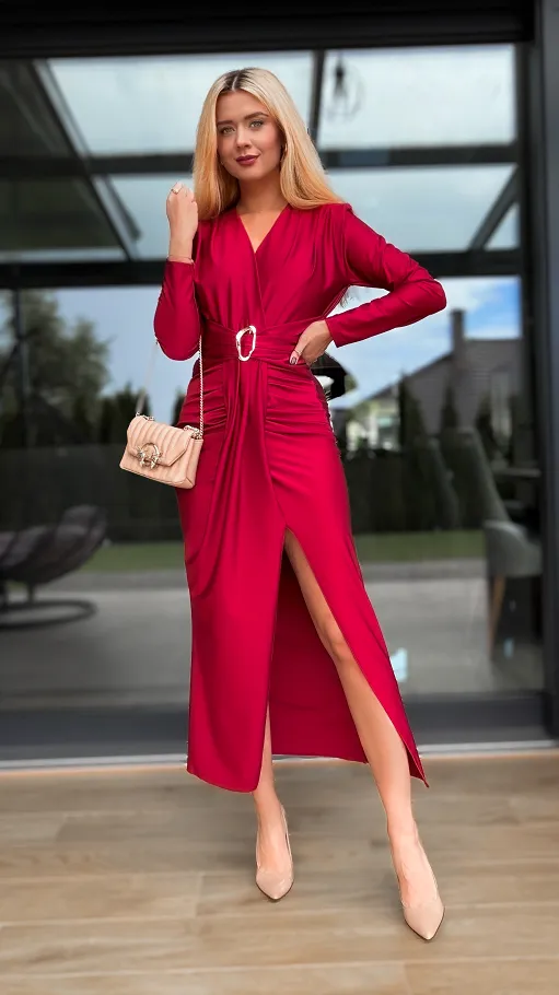 Elegancka długa sukienka z modnym rozcięciem w kolorze WINA - R128C
