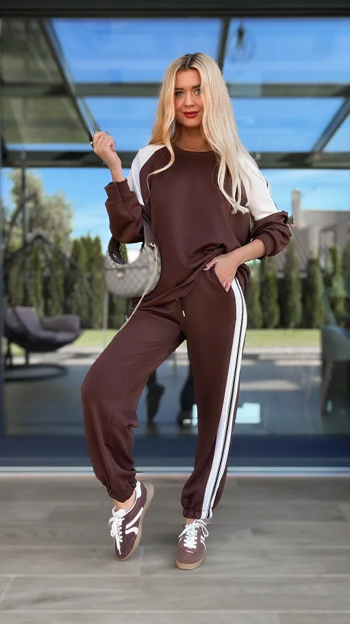 Brązowy komplet dresowy z paskami ONE SIZE - R139A
