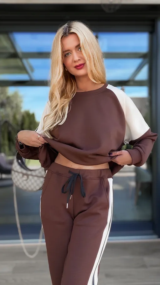 Brązowy komplet dresowy z paskami ONE SIZE - R139A