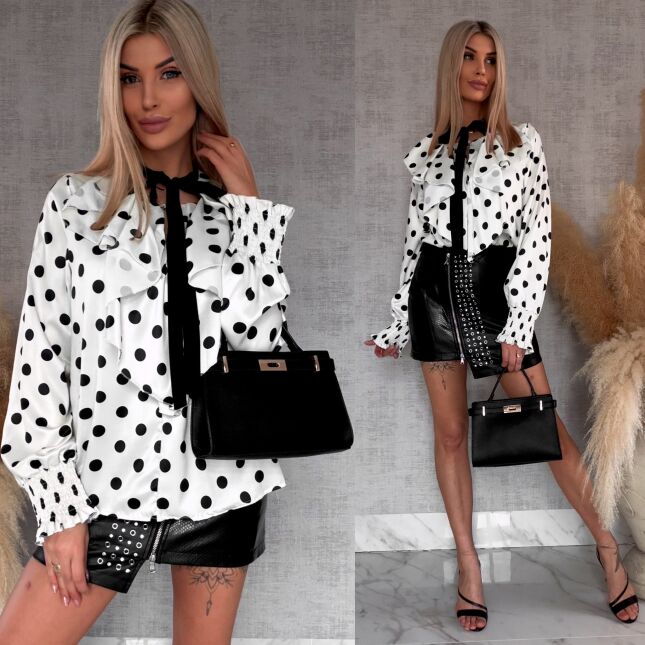 Elegancka bluzka w grochy z falbankami i wiązaniem na dekolcie - R431