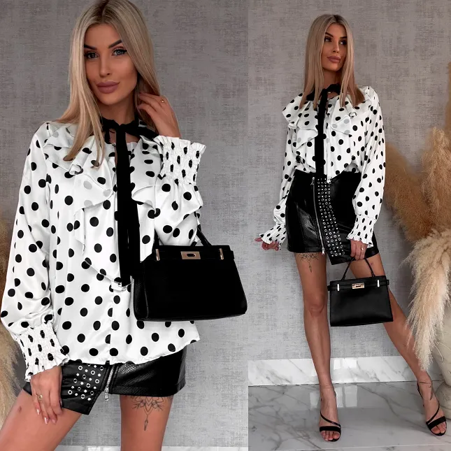 Elegancka bluzka w grochy z falbankami i wiązaniem na dekolcie - R431