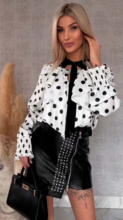 Elegancka bluzka w grochy z falbankami i wiązaniem na dekolcie - R431