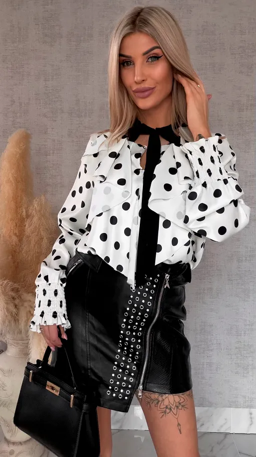 Elegancka bluzka w grochy z falbankami i wiązaniem na dekolcie - R431