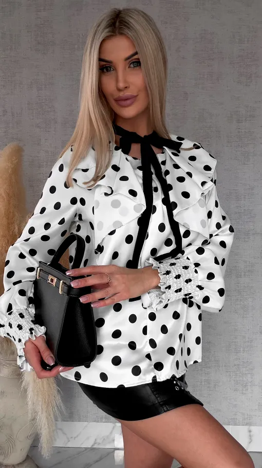 Elegancka bluzka w grochy z falbankami i wiązaniem na dekolcie - R431