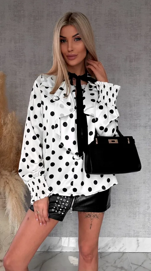 Elegancka bluzka w grochy z falbankami i wiązaniem na dekolcie - R431